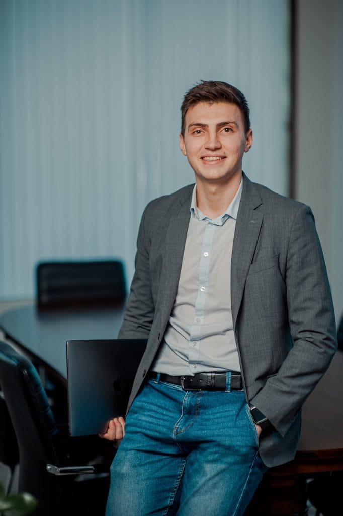 Los emprendedores son el Top Talent de ahora en adelante 1 entrepreneur, man in gray suit jacket smiling
