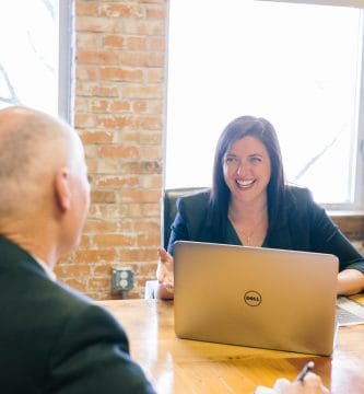 How to Raise Capital for Your Business 1 man facing a woman, conseguir capital, raise capital